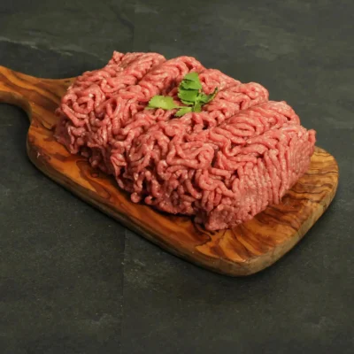 Hakket oksekød 18–22 % fedt – råt kød klar til stegning