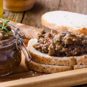 Syltede grillede auberginer – møre skiver i olie og krydderlage, klar til tapas og tilbehør