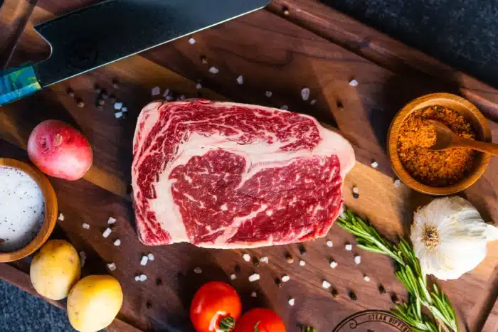 Hel wagyu ribeye med MBS 4–5 – rå udskæring med flot marmorering