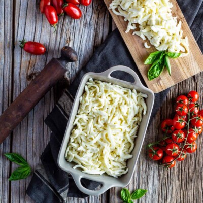 Oekologisk mozzarella julienne 2,5 kg - strimlet oekologisk ost i topkvalitet til pizza og salater