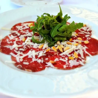Carpaccio af amerikansk oksekød med rucola og parmesan