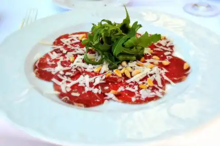 Carpaccio af amerikansk oksekød med rucola og parmesan